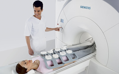 доктор проводит мрт органов брюшной полости на томографе siemens